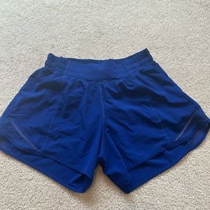 Lululemon Hotty Hot short size4 4” in royal blue
